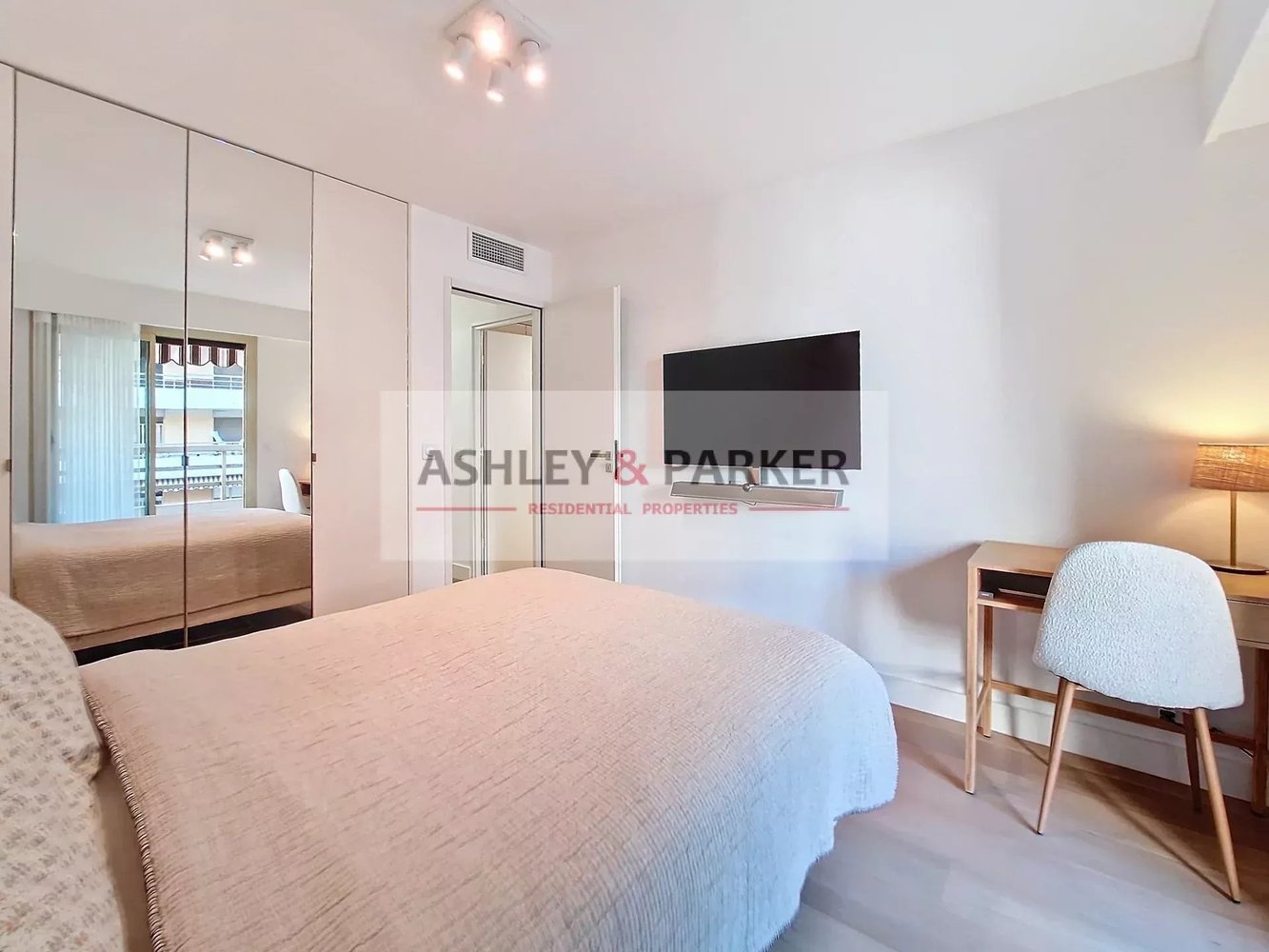 Property photo in Carre d'Or