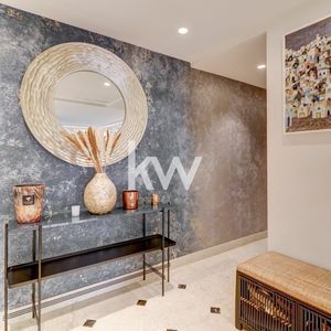 Property in Carre d'Or