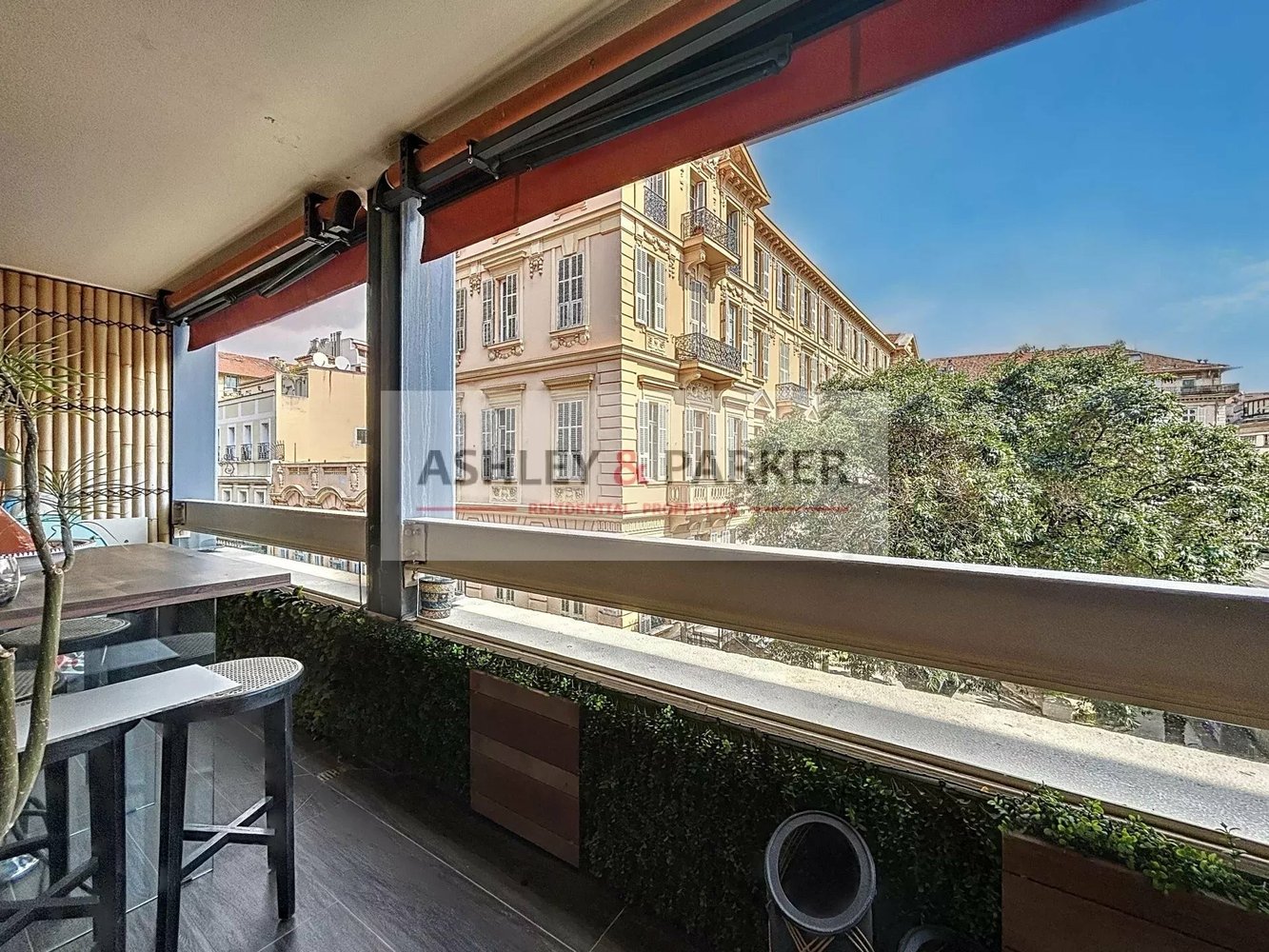 Property photo in Carre d'Or