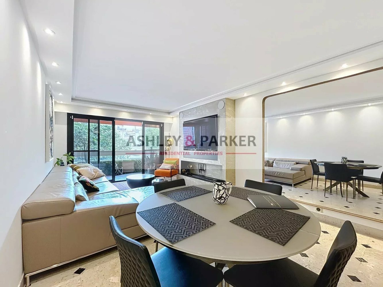 Property photo in Carre d'Or