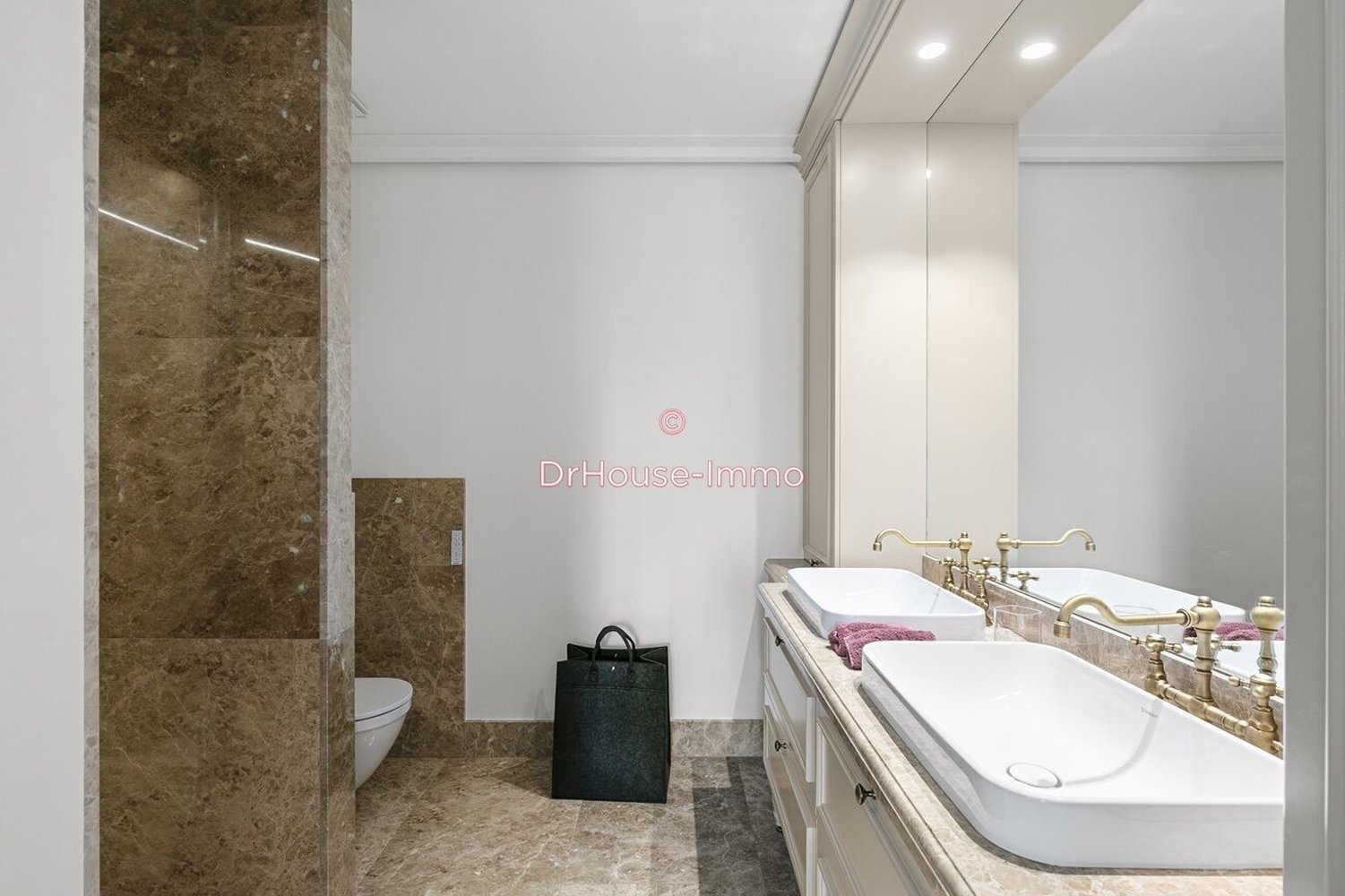 Property photo in Carre d'Or