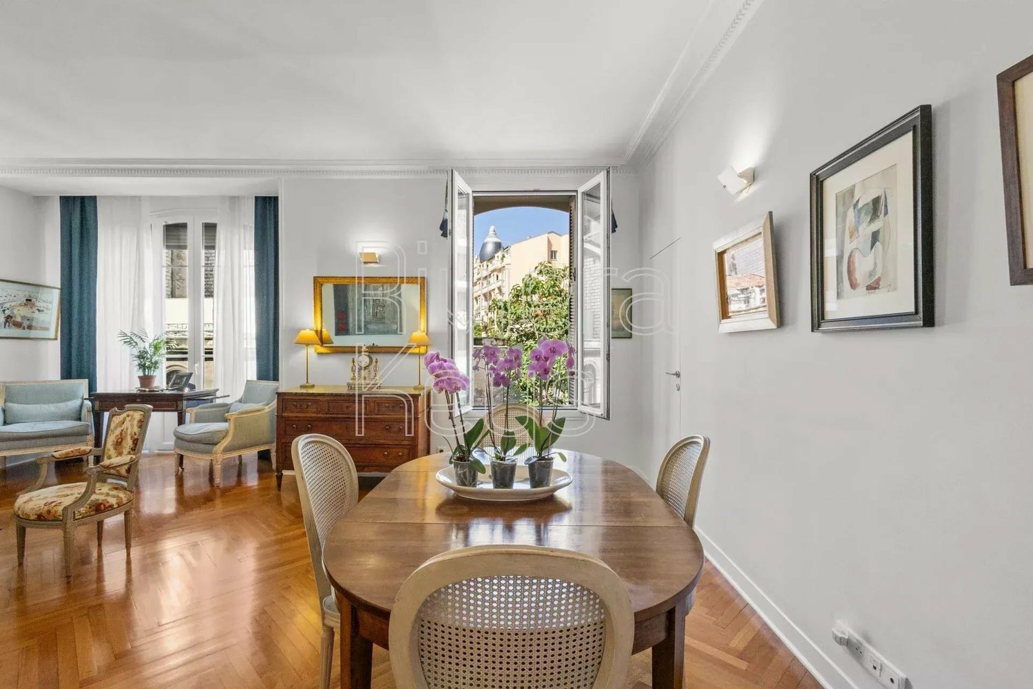 Property photo in Carre d'Or