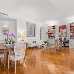 Property in Carre d'Or