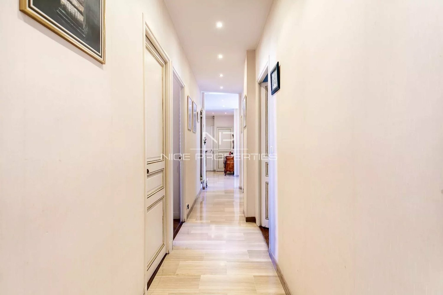 Property photo in Carre d'Or