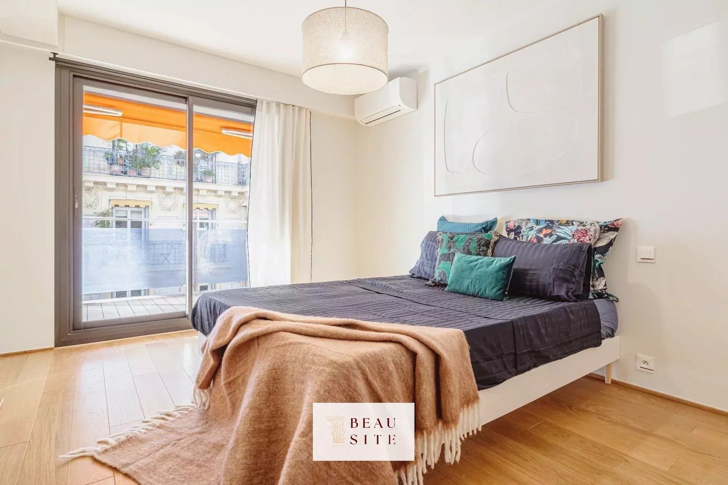 Property photo in Carre d'Or