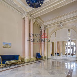 Property in Carre d'Or