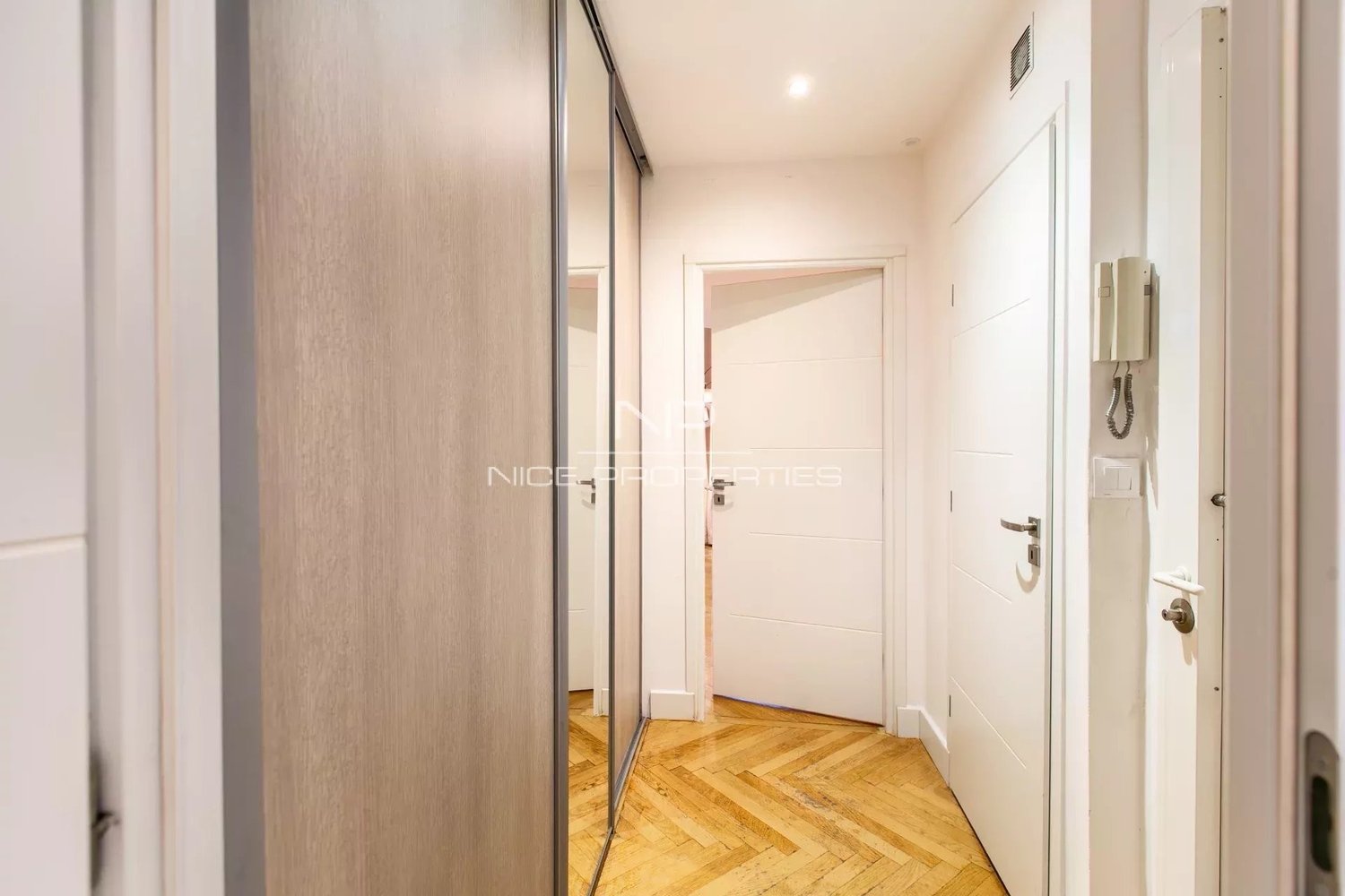 Property photo in Carre d'Or