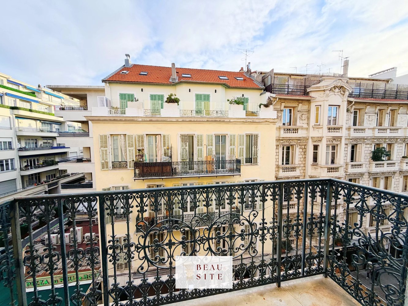 Property photo in Carre d'Or