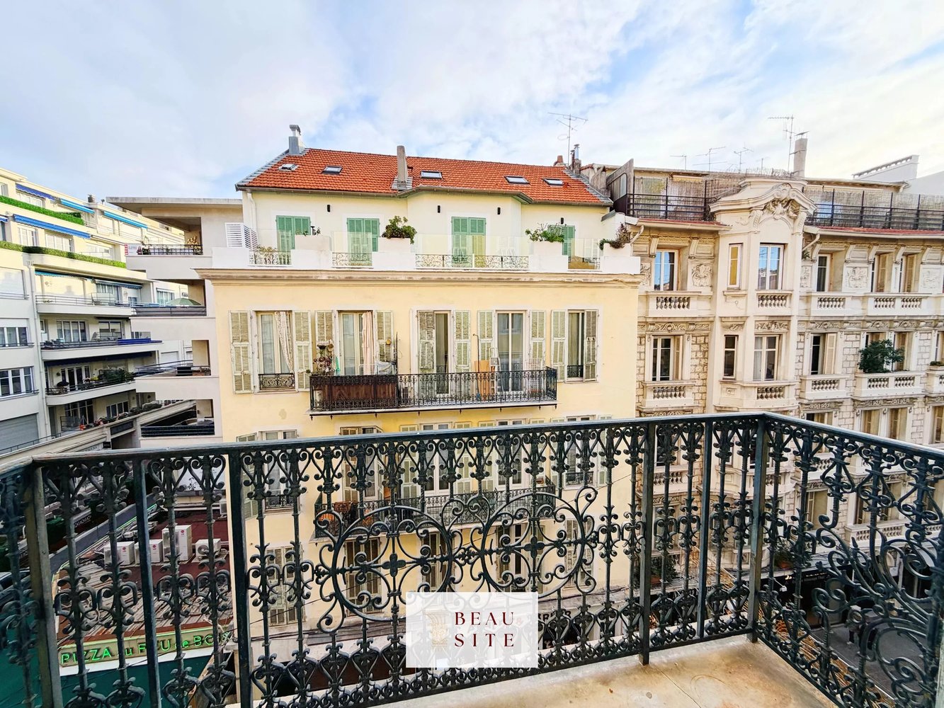 Property photo in Carre d'Or