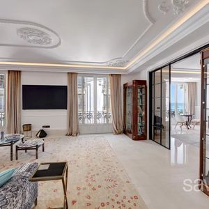 Property in Carre d'Or