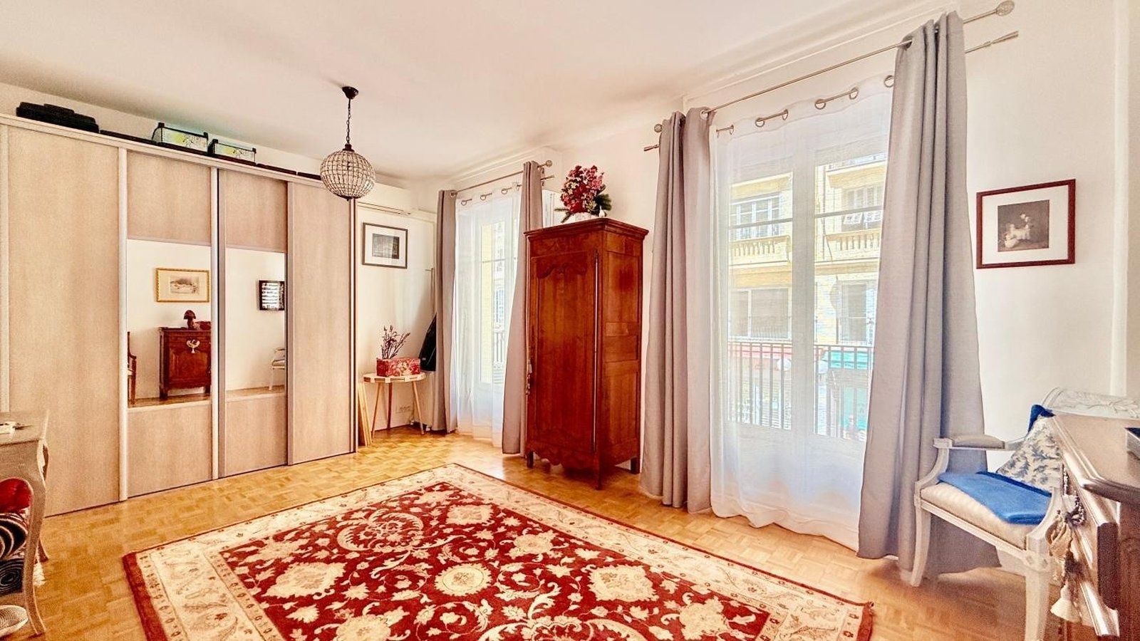 Property photo in Carre d'Or