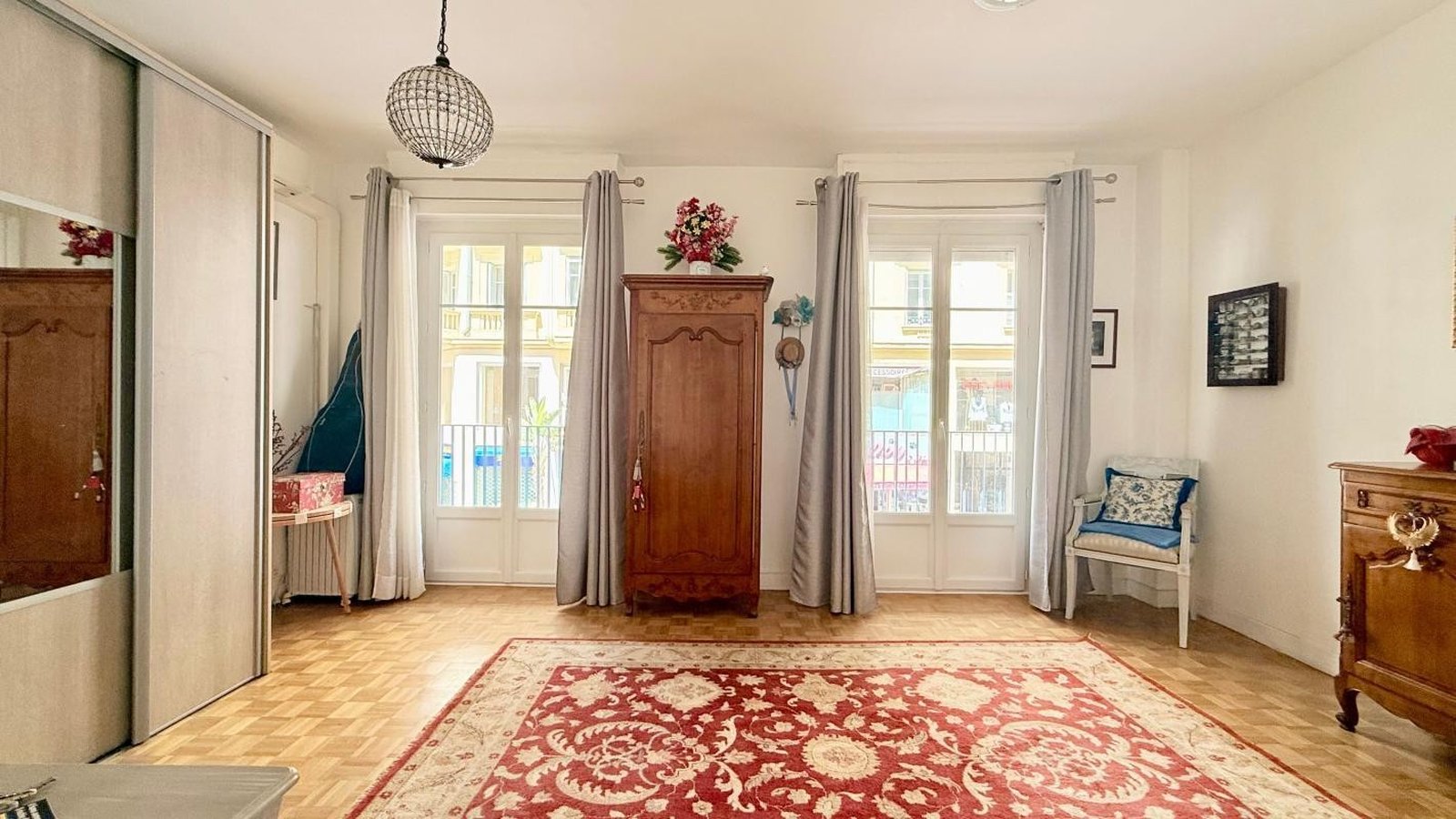 Property photo in Carre d'Or