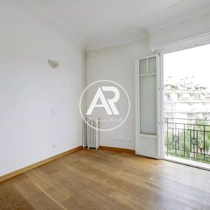 Property in Carre d'Or