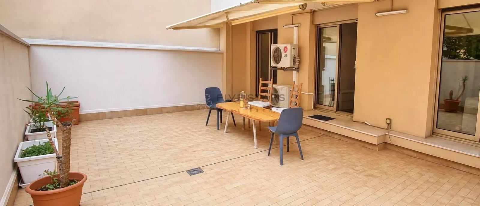 Property photo in Carre d'Or
