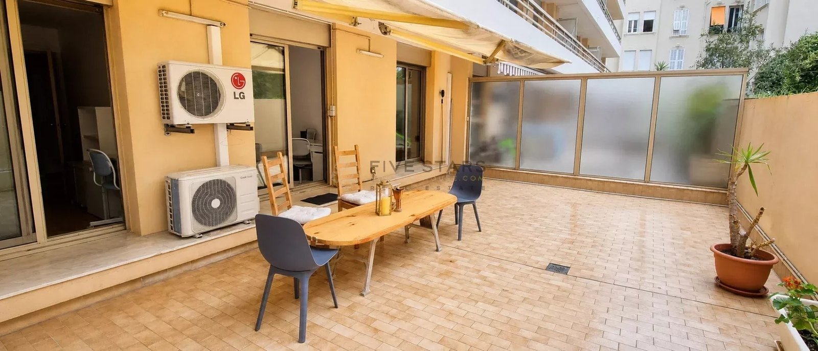 Property photo in Carre d'Or