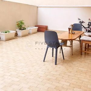 Property in Carre d'Or
