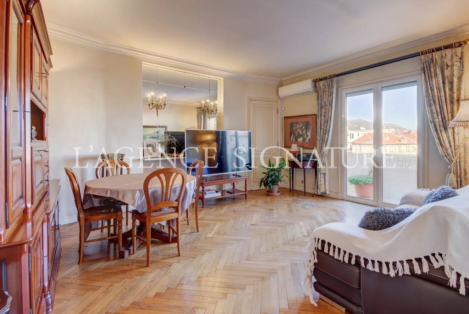 Property photo in Carre d'Or
