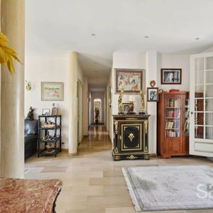 Property in Carre d'Or