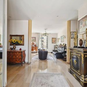 Property in Carre d'Or