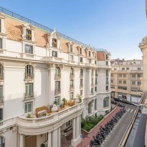 Property in Carre d'Or