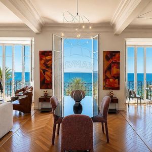 Property in Carre d'Or