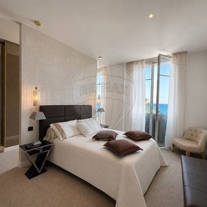 Property in Carre d'Or