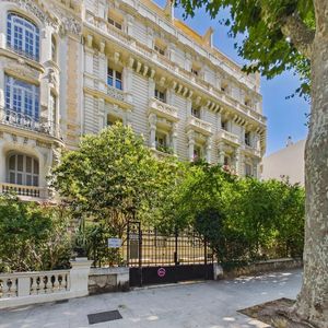 Property in Carre d'Or