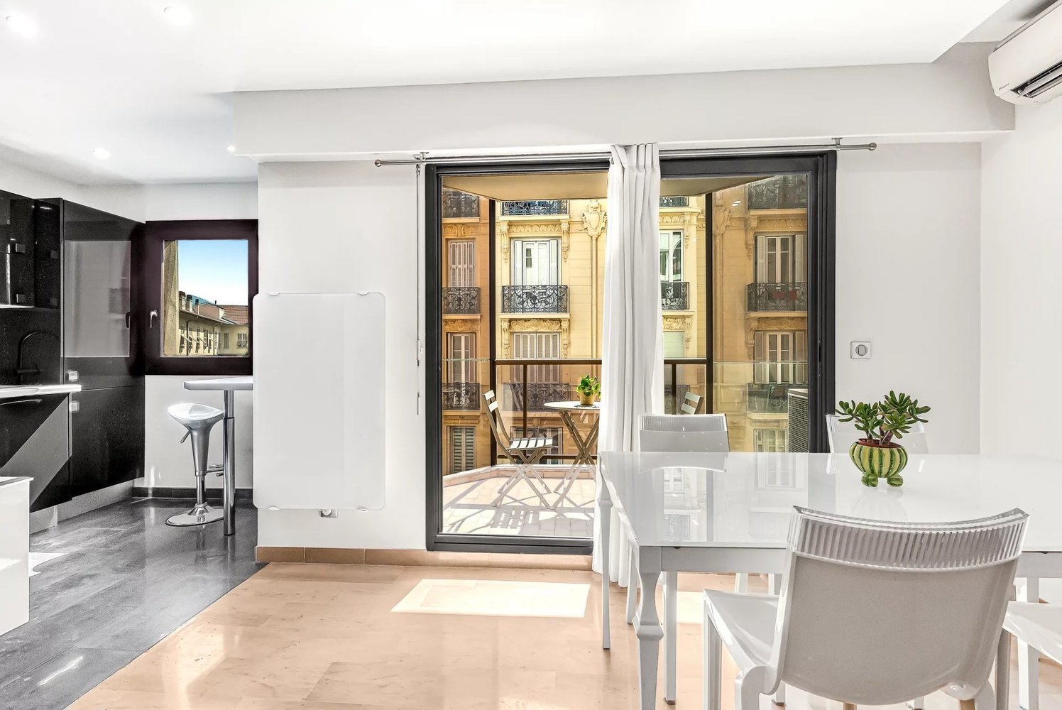 Property photo in Carre d'Or