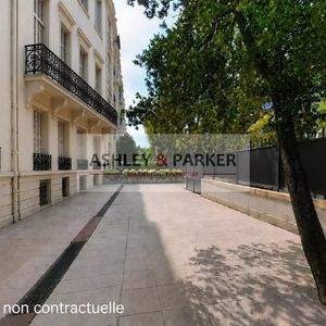 Property in Carre d'Or