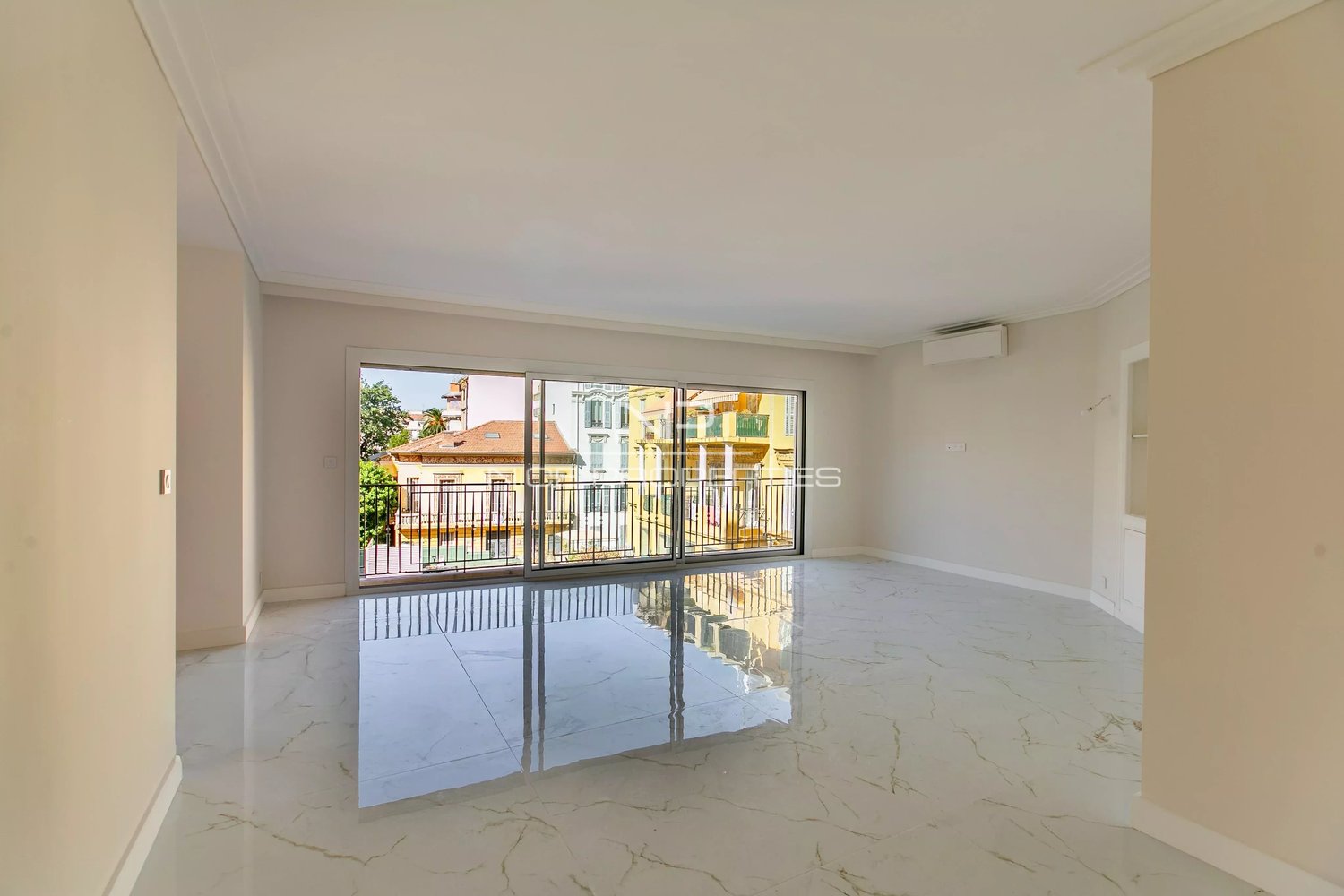 Property photo in Carre d'Or