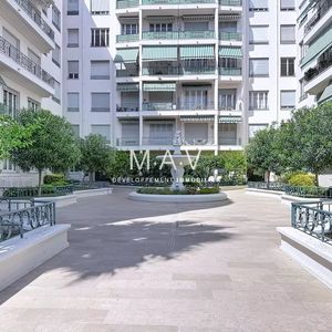 Property in Carre d'Or