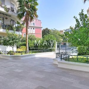 Property in Carre d'Or