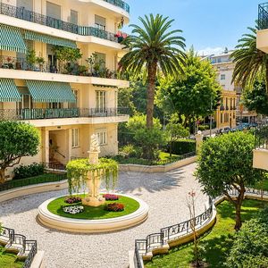 Property in Carre d'Or