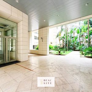Property in Carre d'Or
