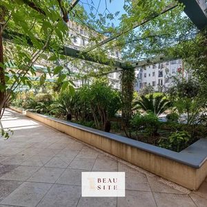 Property in Carre d'Or