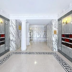 Property in Carre d'Or