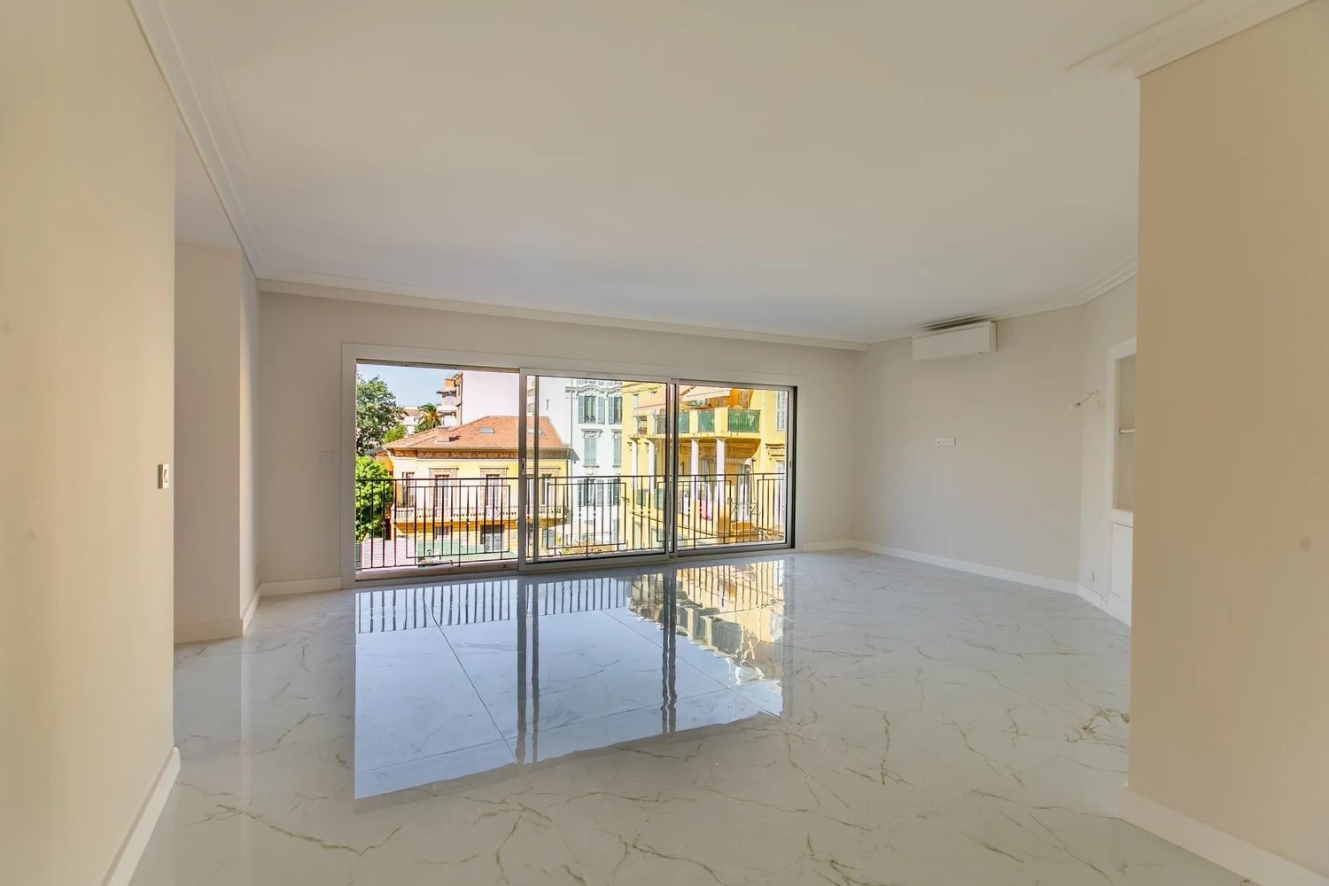 Property photo 3 in Carre d'Or