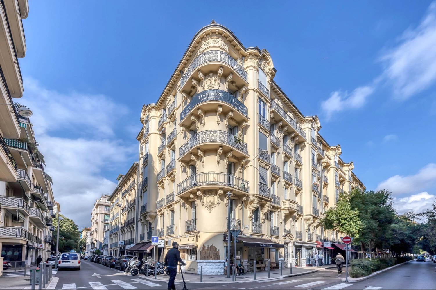 Property photo 2 in Carre d'Or